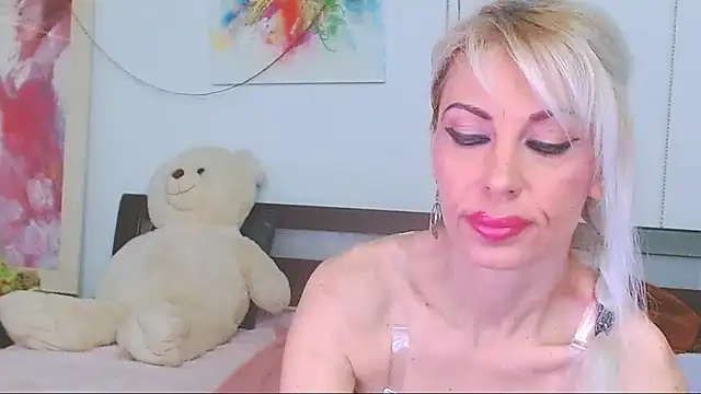 Snapshot of HoneyLara chatting on 17, 4, 2026 HoneyLara online show from 17, 4, 2026