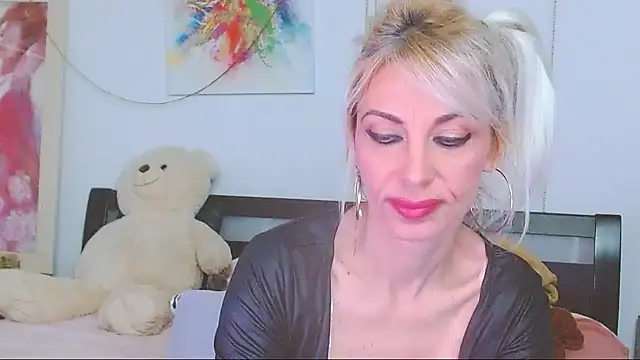 Snapshot of HoneyLara chatting on 18, 4, 2026 HoneyLara online show from 18, 4, 2026