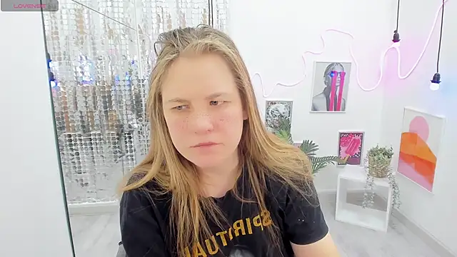 Snapshot of JadeSoft chatting on 22, 2, 2025 JadeSoft online show from 22, 2, 2025