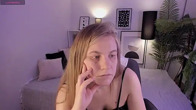 Snapshot of JadeSoft chatting on 8, 3, 2025 JadeSoft online show from 8, 3, 2025