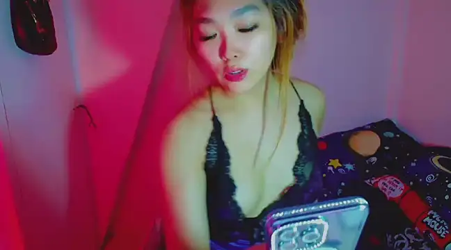 Snapshot of TR4NSCUTI3 chatting on 4, 12, 2024 TR4NSCUTI3 online show from 4, 12, 2024