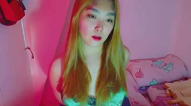 Snapshot of TR4NSCUTI3 chatting on 6, 1, 2025 TR4NSCUTI3 online show from 6, 1, 2025