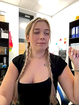 CherryAuroraa online show from 4, 12, 2024