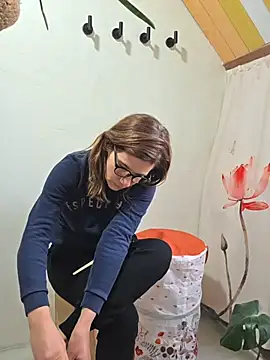 Lina lou4 online show from 4, 2, 2026