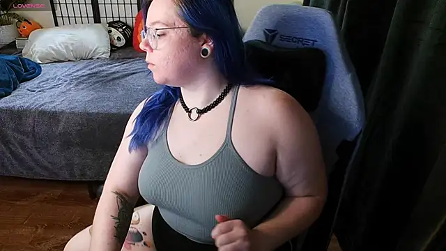 Snapshot of KiraSpitQueen chatting on 8, 2, 2025 KiraSpitQueen online show from 8, 2, 2025