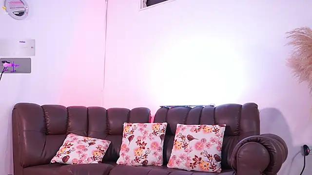 Snapshot of lara_giraldo chatting on 11, 10, 2025 lara giraldo online show from 11, 10, 2025