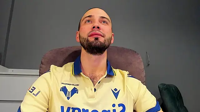 Snapshot of A_____________ chatting on 17, 11, 2025 A online show from 17, 11, 2025