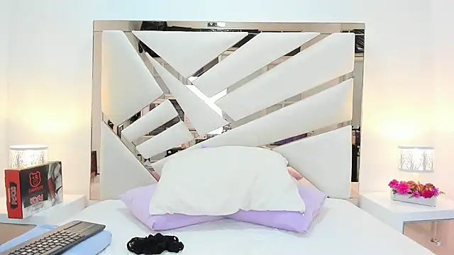 Snapshot of Naughty__Mom chatting on 16, 3, 2025 Naughty Mom online show from 16, 3, 2025