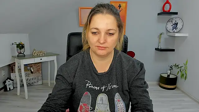 LollaGirl online show from 24, 1, 2025