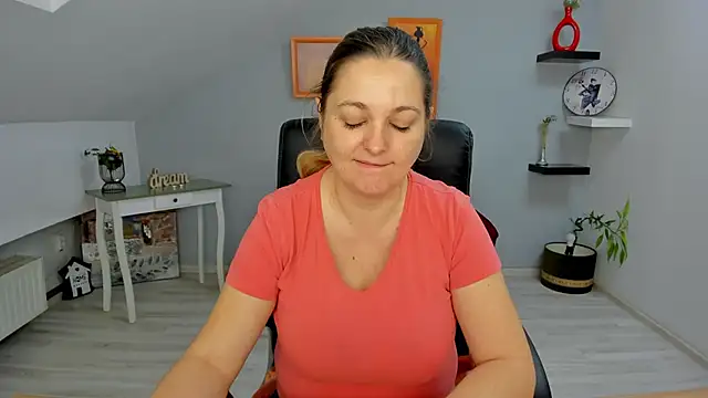 LollaGirl online show from 25, 1, 2025