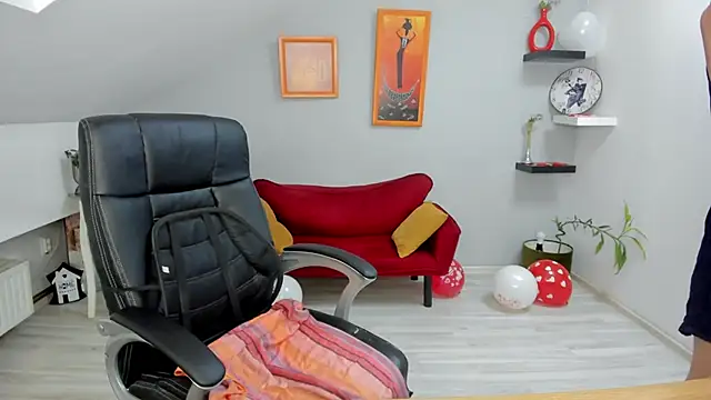 LollaGirl online show from 14, 2, 2025