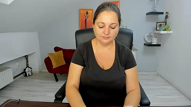 LollaGirl online show from 8, 10, 2025