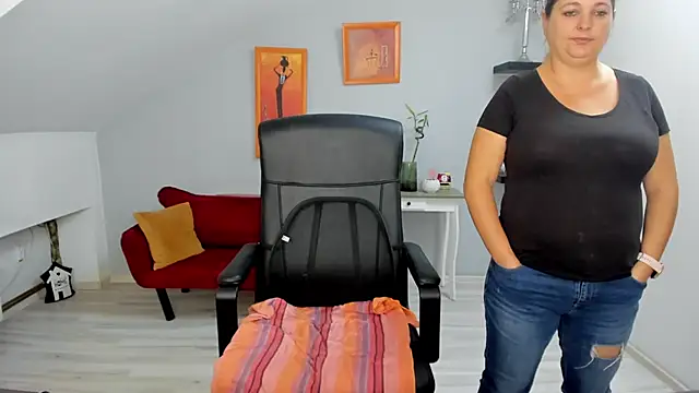 LollaGirl online show from 9, 10, 2025