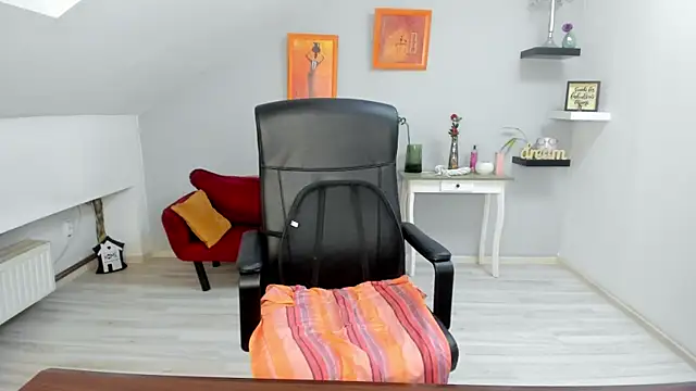 LollaGirl online show from 14, 11, 2025