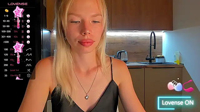 Snapshot of Olivia_Bells chatting on 8, 9, 2025 Olivia Bells online show from 8, 9, 2025