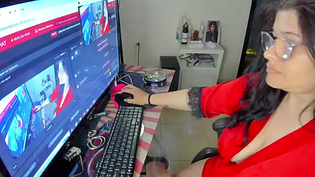 Snapshot of BellaFlaming chatting on 7, 1, 2025 BellaFlaming online show from 7, 1, 2025