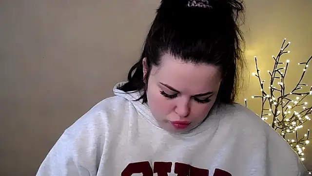 Emily Mo online show from 26, 11, 2025