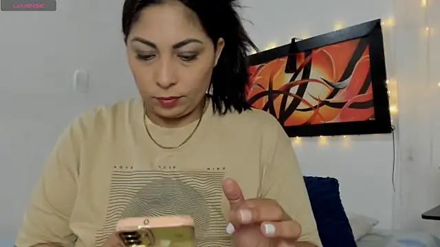 Snapshot of Lauralove_69 chatting on 13, 5, 2026 Lauralove 69 online show from 13, 5, 2026