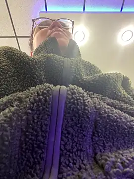 QueenNuttCollector online show from 1, 3, 2025