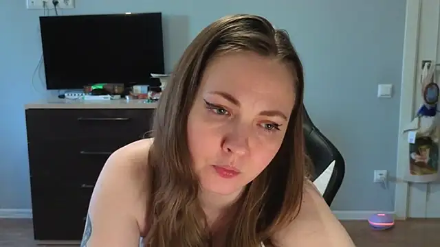 Snapshot of VioletLily chatting on 3, 8, 2026 VioletLily online show from 3, 8, 2026