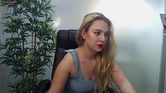 Snapshot of AvaBlue_ chatting on 31, 1, 2025 AvaBlue online show from 31, 1, 2025