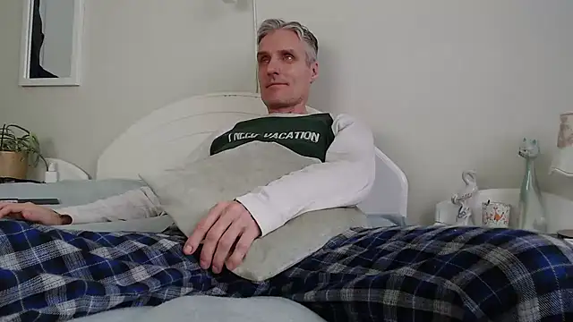 Snapshot of StrongBill chatting on 2, 2, 2025 StrongBill online show from 2, 2, 2025
