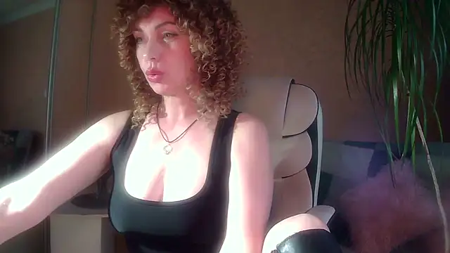 Snapshot of Roxolana_Drim chatting on 26, 4, 2026 Roxolana Drim online show from 26, 4, 2026