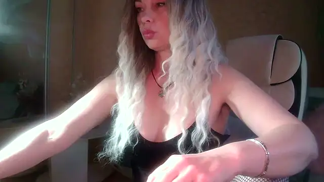 Snapshot of Roxolana_Drim chatting on 27, 4, 2026 Roxolana Drim online show from 27, 4, 2026