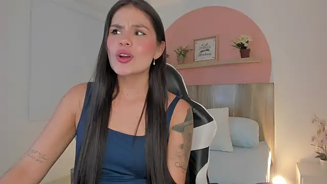 Snapshot of dominique25_ chatting on 22, 10, 2025 dominique25 online show from 22, 10, 2025