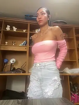 LauraAristizabal online show from 23, 4, 2026