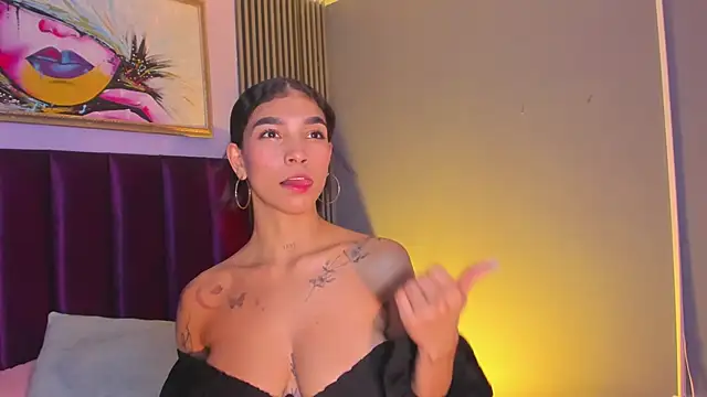 Snapshot of LauraAristizabal chatting on 10, 7, 2026 LauraAristizabal online show from 10, 7, 2026