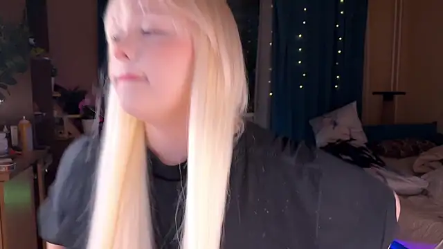 Snapshot of LisaLaas chatting on 15, 5, 2026 LisaLaas online show from 15, 5, 2026
