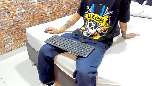 Snapshot of AcidMilo chatting on 6, 12, 2024 AcidMilo online show from 6, 12, 2024