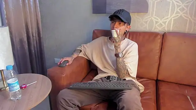Snapshot of AcidMilo chatting on 10, 12, 2024 AcidMilo online show from 10, 12, 2024