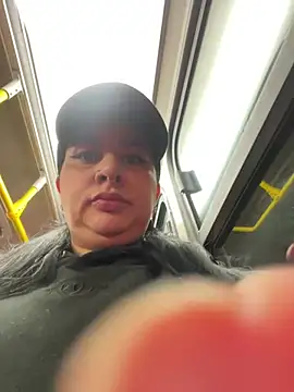 Abril Luv online show from 1, 3, 2025