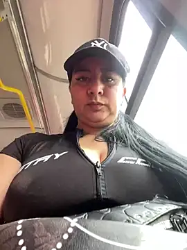 Abril Luv online show from 1, 3, 2025