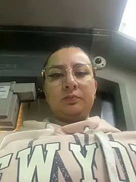 Abril Luv online show from 4, 3, 2025