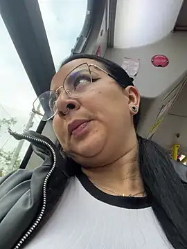 Abril Luv online show from 5, 3, 2025