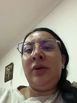 Abril Luv online show from 7, 3, 2025