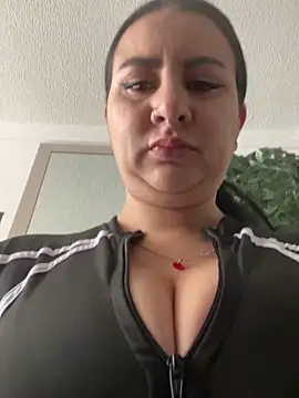 Abril Luv online show from 9, 10, 2025