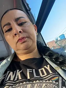 Abril Luv online show from 9, 2, 2026