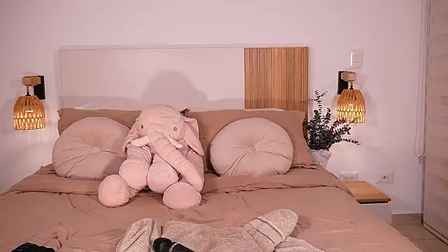 wandathompson  online show from 16, 2, 2026