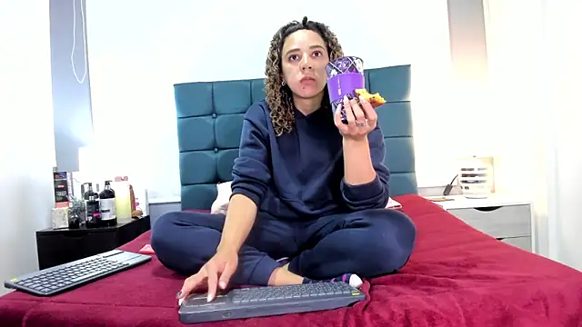 charlott lens online show from 18, 11, 2025