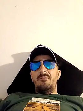 Snapshot of Adriandan1982 chatting on 15, 4, 2026 Adriandan1982 online show from 15, 4, 2026