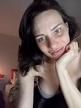 Emyly83 online show from 12, 3, 2026