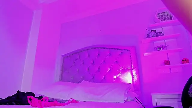 CamileHolmes online show from 18, 1, 2025