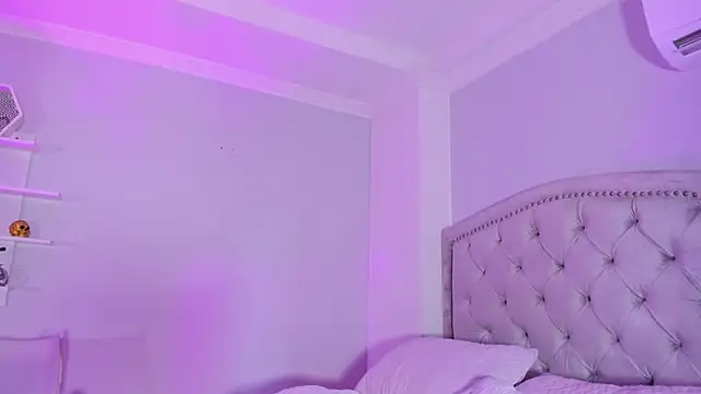 CamileHolmes online show from 4, 3, 2025