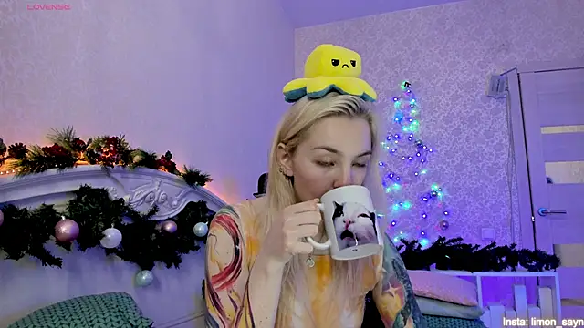 LillyMoure  online show from 23, 12, 2024