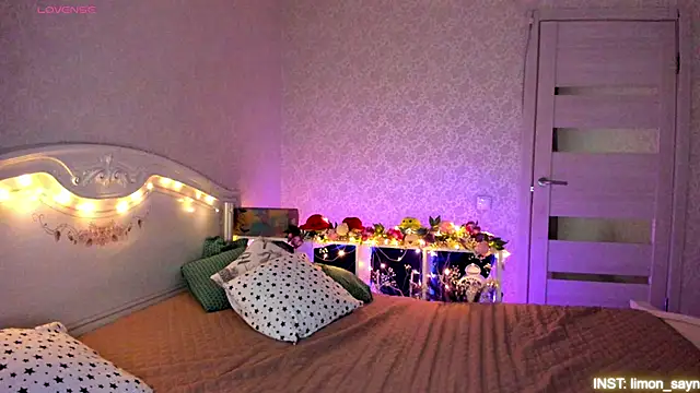 LillyMoure  online show from 19, 4, 2026