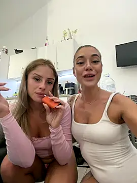 Snapshot of BritneyDimond chatting on 8, 11, 2025 BritneyDimond online show from 8, 11, 2025